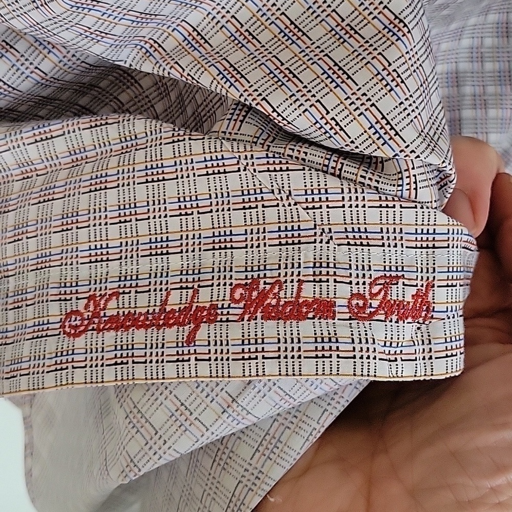 ROBERT GRAHAM 100% cotton button down shirt. Like new condition. Size XL - Picture 7 of 10